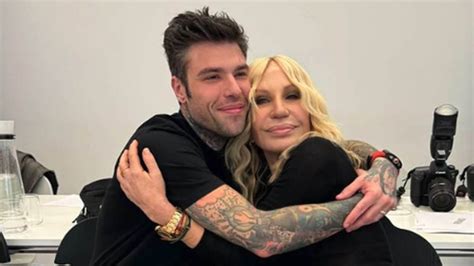 fedez camicia versace|Fedez alla Milano Fashion Week con Silvio: Donatella Versace .